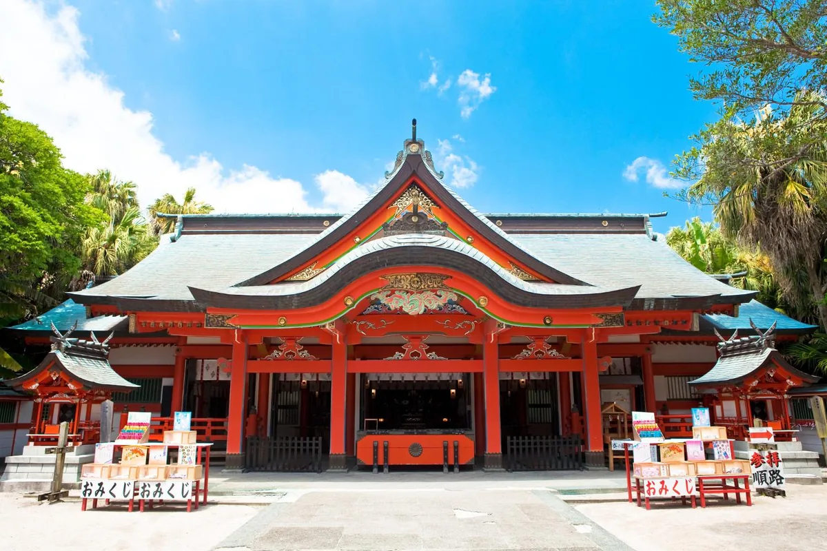 青島 宮崎 観光｜青島神社の拝殿で縁結びと和合を祈る