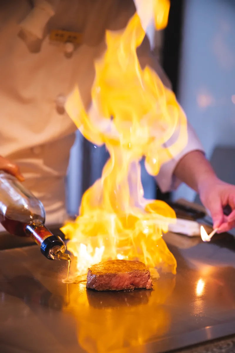 宮崎牛の焼肉・ステーキイメージ（写真提供: 宮崎県観光協会）