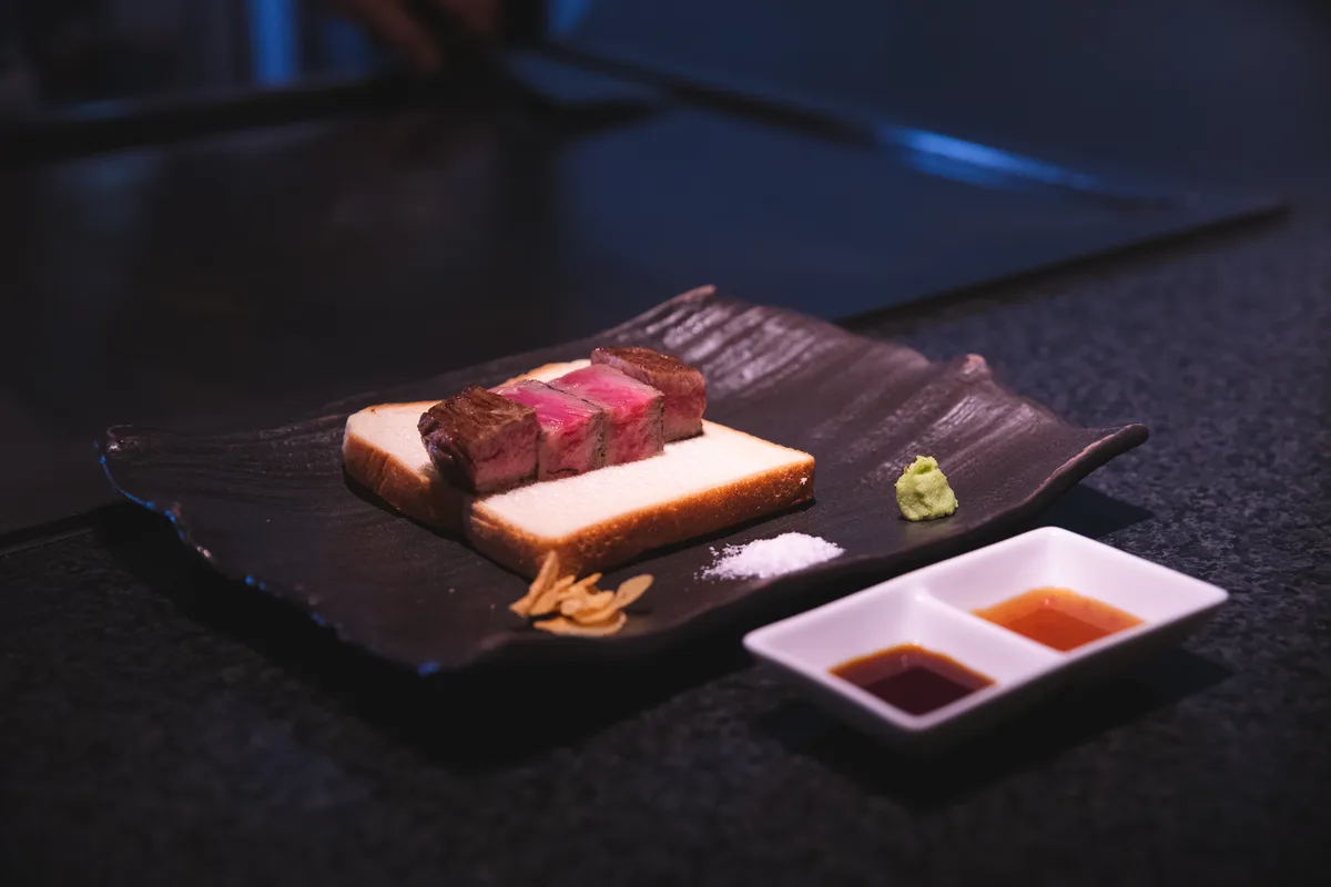 宮崎牛の肉料理（写真提供: 宮崎県観光協会）
