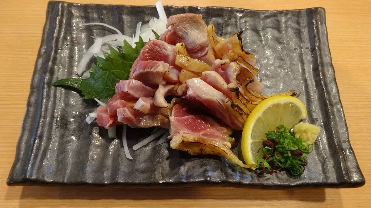 宮崎 地頭鶏 名店のたたき寿司と地鶏刺身｜希少部位の名物メニュー