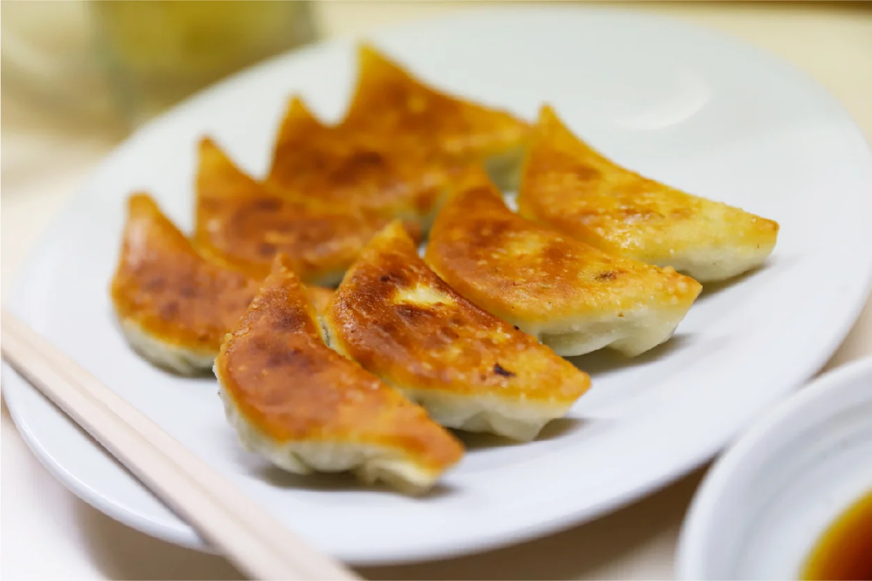 宮崎餃子 お取り寄せ｜冷凍餃子を自宅で焼き上げる主婦の手元イメージ
