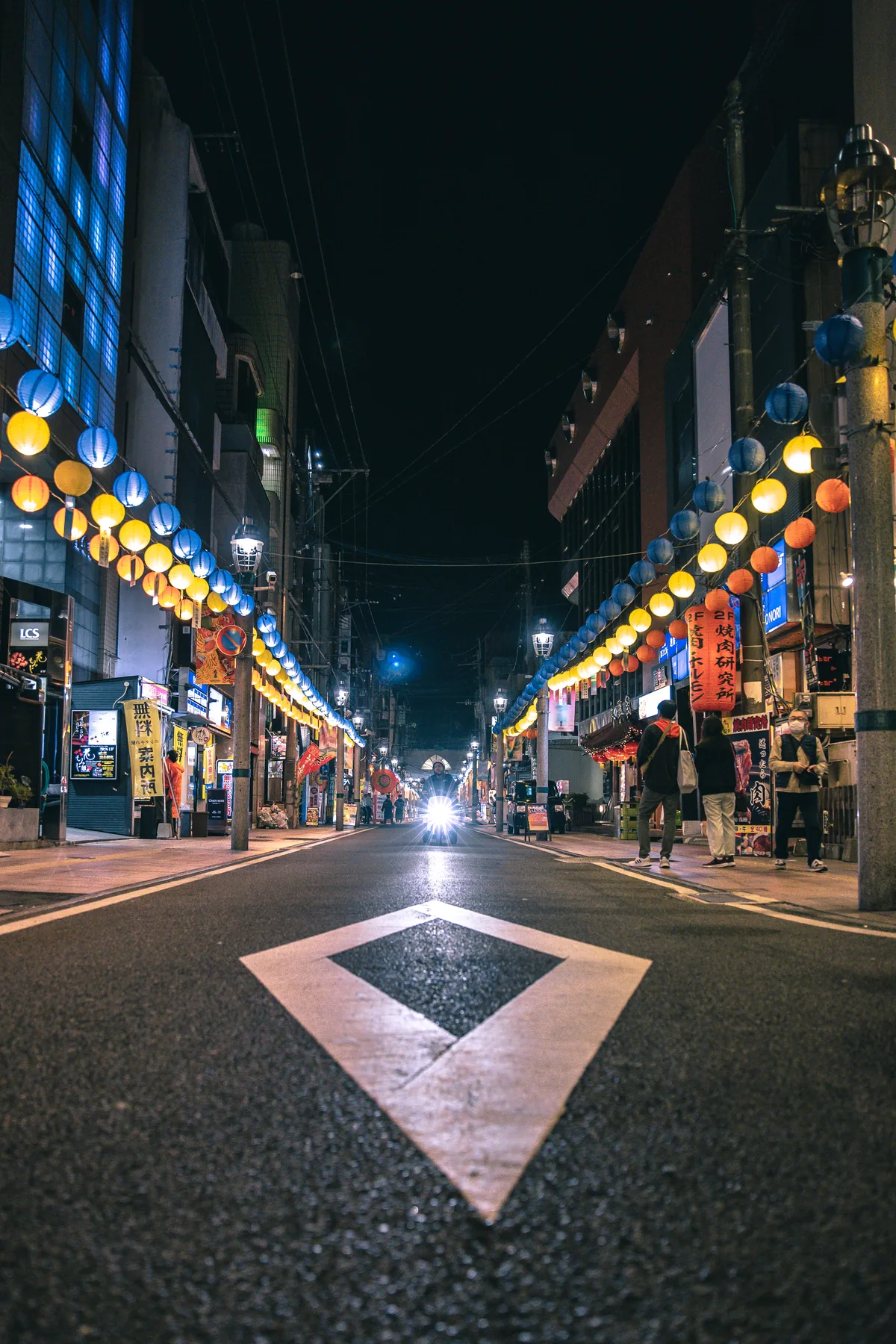 ニシタチに集中する炭火焼の老舗繁華街 夜景 提灯と居酒屋通り