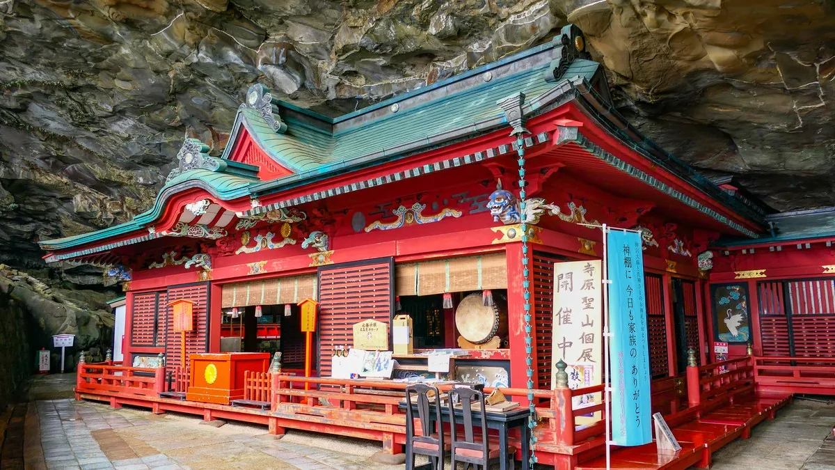 宮崎観光鵜戸神宮｜断崖の洞窟内に鎮座する朱塗り社殿と運玉投げ