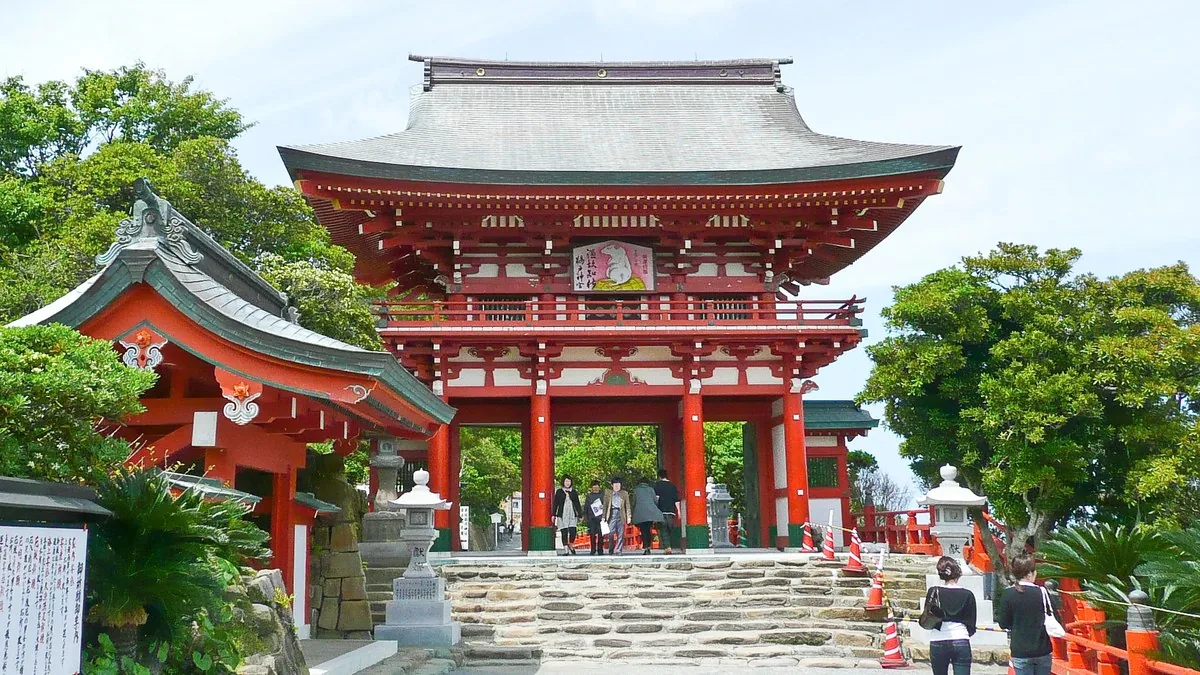 【失敗しない】宮崎カップル旅行完全ガイド|1泊2日vs2泊3日おすすめモデルコース・予算・動線 5 鵜戸神宮 楼門 朱塗り 参道 宮崎日南 カップル参拝